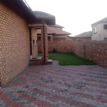 Vision Achievers 3 bedroom Home 6 sleeper Witbank Buitenkant foto