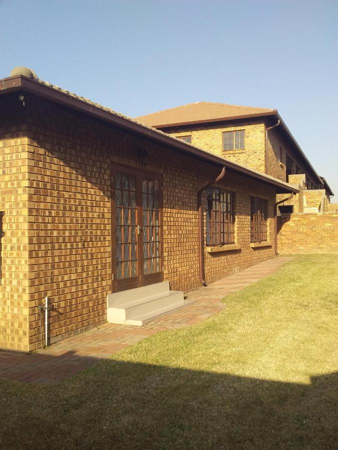 Vision Achievers 3 bedroom Home 6 sleeper Witbank Buitenkant foto